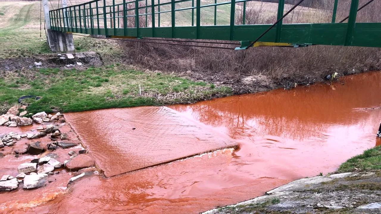 Bihor: Alertă de posibilă poluare pe Valea Borod. Se ia în calcul prăbuşirea unei galerii de mină