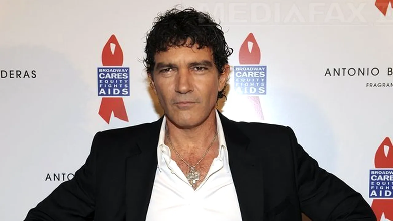 Antonio Banderas a fost transportat de urgenţă la spital
