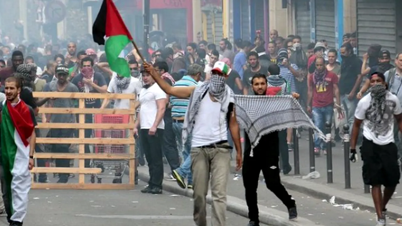Mii de protestatari pro-palestinieni, la Londra şi Madrid
