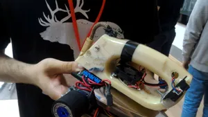 FOTO VIDEO Robotul din prăjitor de pâine şi cel din fier de călcat, „combatanţi” la BattleLab Robotica,din Cluj