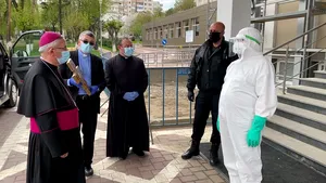 Sprijin material şi alinare sufletească de la Vatican. Darurile Papei Francisc au ajuns la medicii din Suceava 