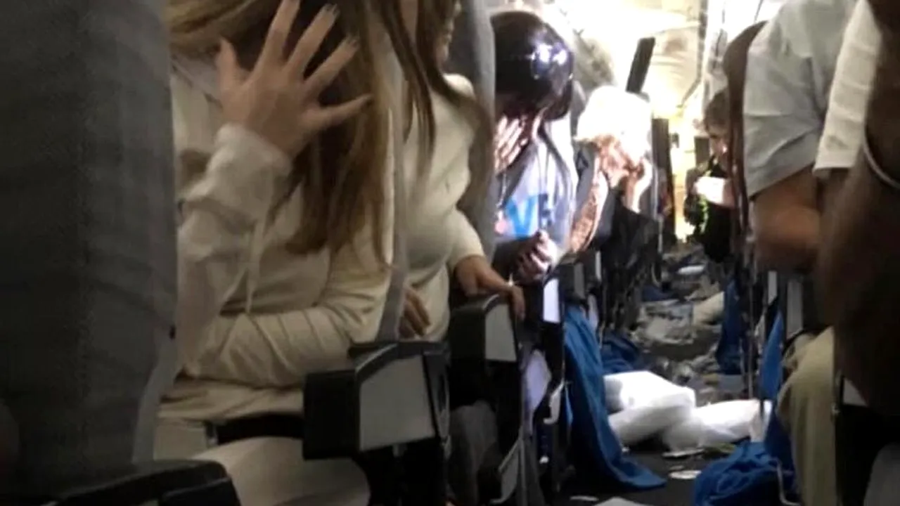 IMAGINI - Momente de panică la bordul unui avion, pe fondul unor turbulenţe puternice. Mai mulţi pasageri au fost răniţi 