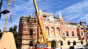 A fost montată turla din lemn pe Palatul Episcopal Greco-Catolic Oradea, grav afectat de incendiul de anul trecut | FOTO