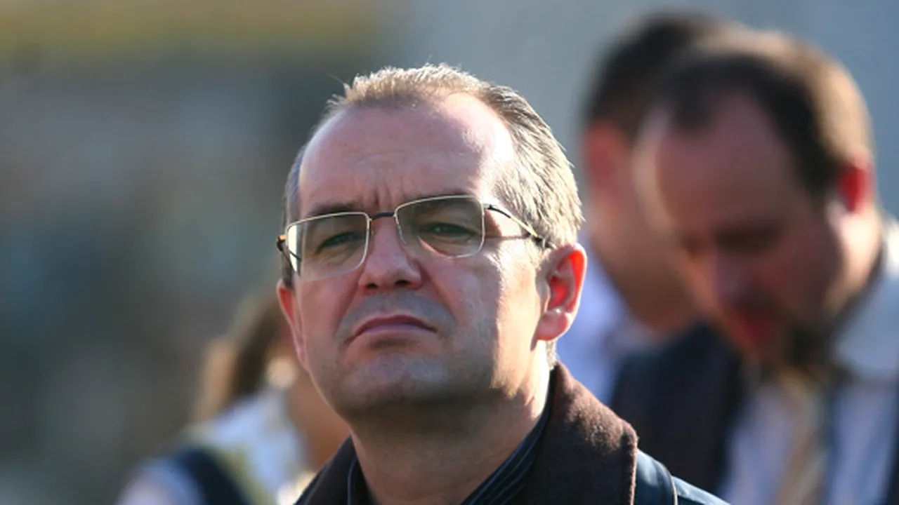 Sindicaliştii au cerut demisia lui Boc şi au aruncat cu bulgări spre acesta