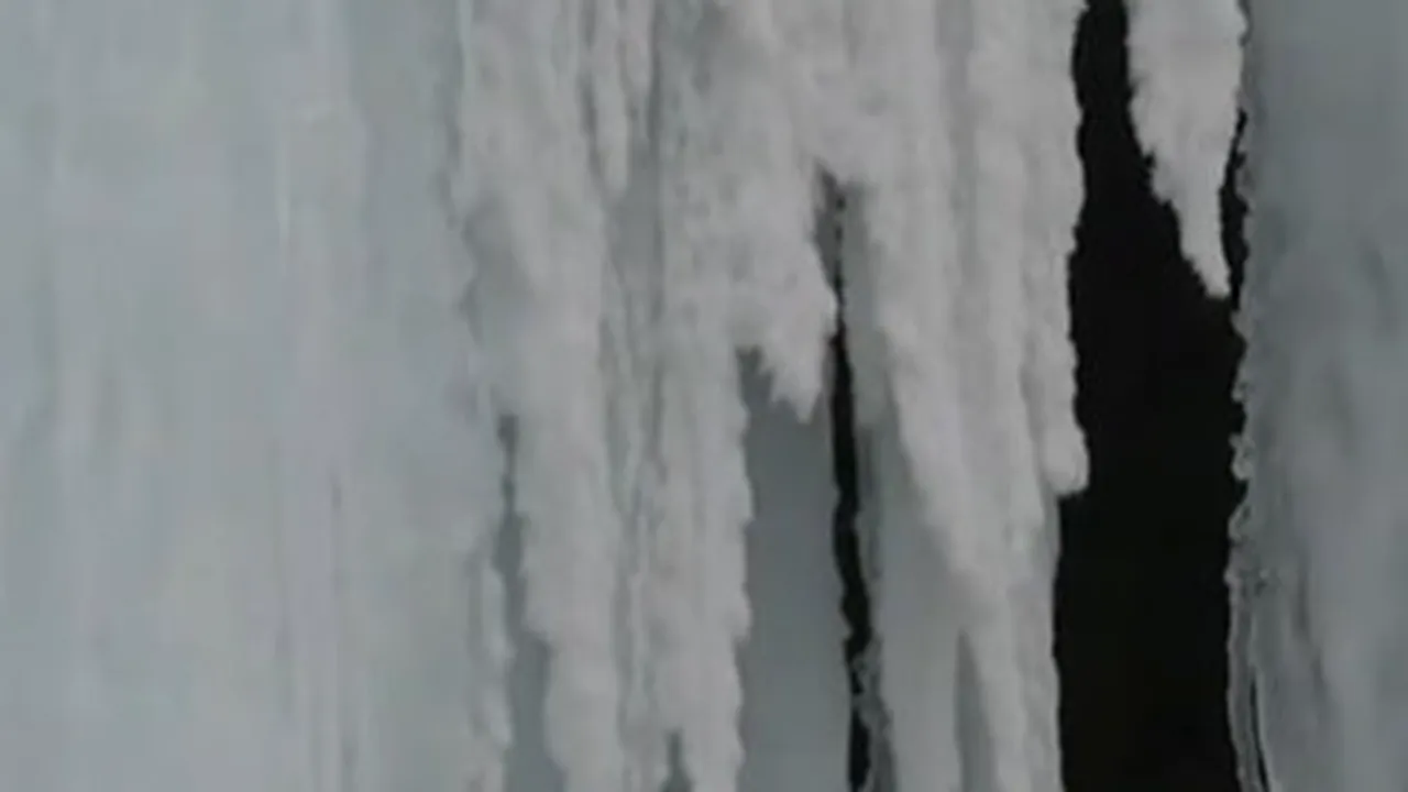 A îngheţat cascada cu apă termală din Topliţa VIDEO