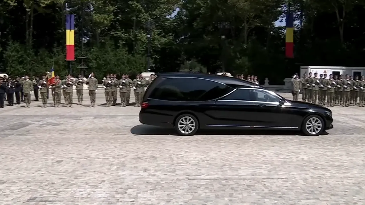 Moment istoric. Garda de Onoare îi prezintă ultimul onor președintelui Ion Iliescu: se înclină drapelul