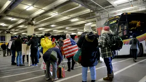 COMENTARIU Marius Oprea: Puterea şi lipiciul ei. Autobuzele lui Trump şi ficusul premierului Vasile