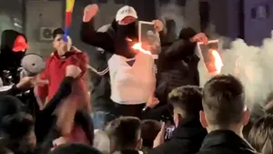 O nouă zi de proteste în România. Protestatarii au dat foc unei imagini cu Arafat la Craiova VIDEO