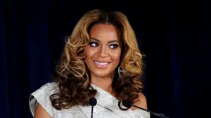 Lady Gaga i-a făcut cadou lui Beyonce un bici cu diamante