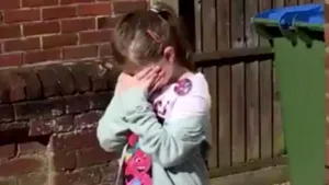 Video emoţionant! Un întreg cartier îi cântă “La mulţi ani” de la ferestre unei fetiţe de 8 ani
