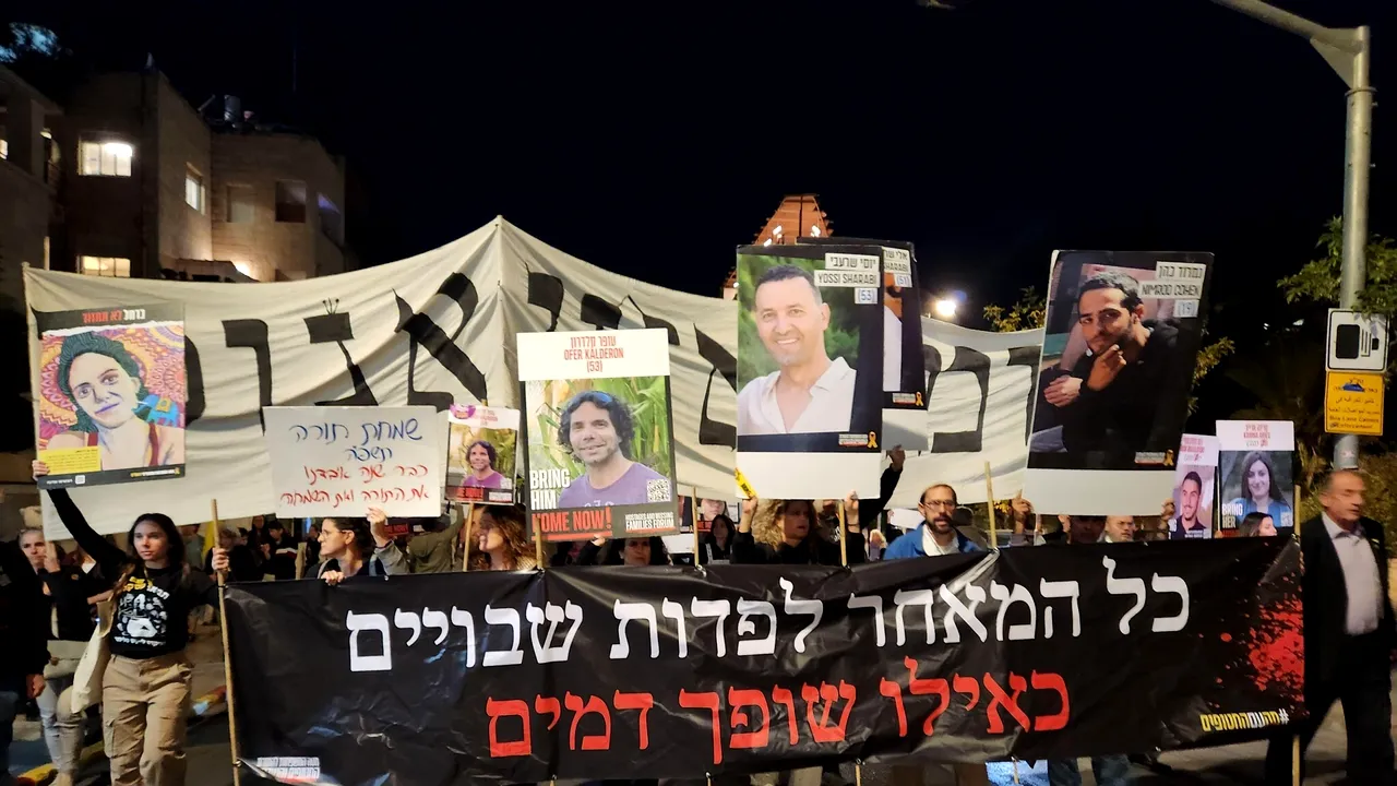 Polițiștii au folosit tunurile de apă pentru a-i alunga pe protestatarii de lângă casa lui Netanyahu