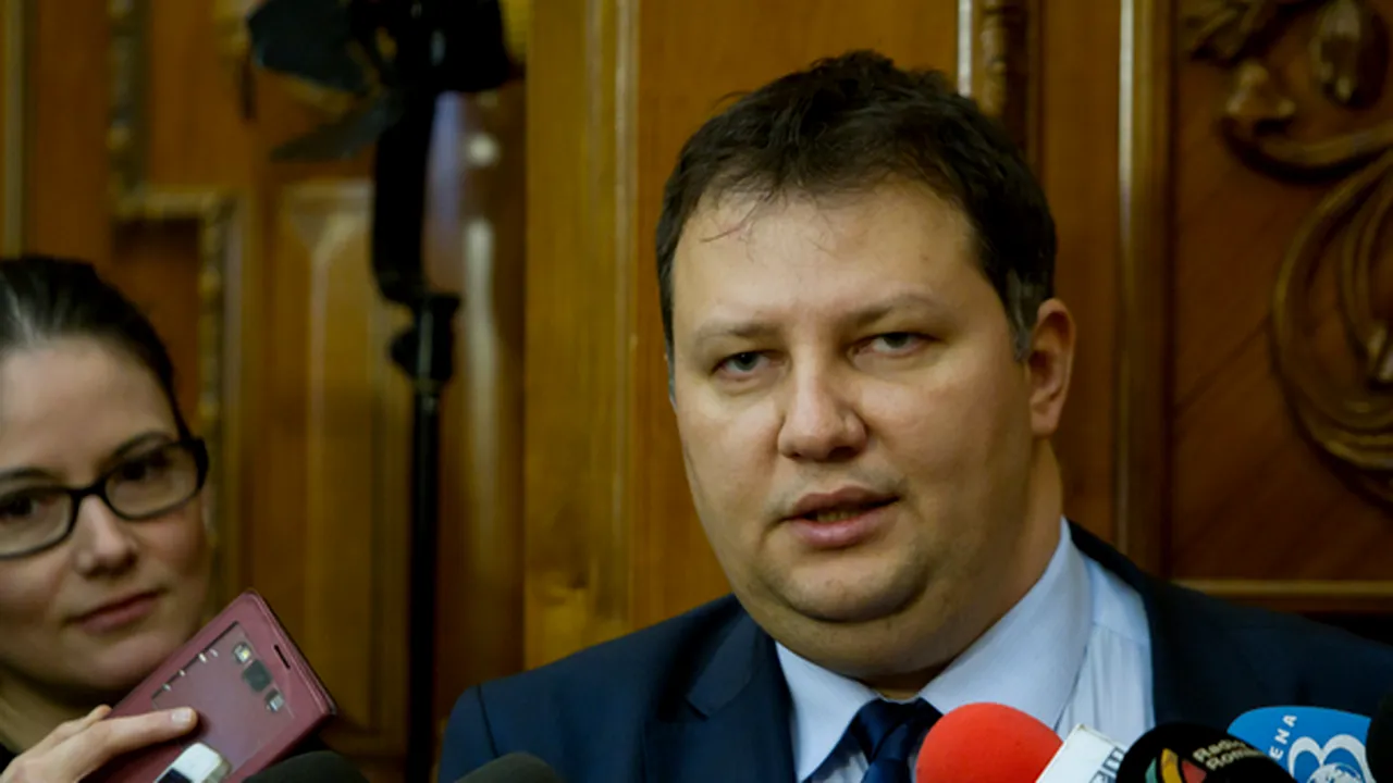 Incidente la alegerile prezidenţiale 2019: Fostul ministru Toma Petcu, sancţionat după ce a pus pe Facebook o poză cu buletinul de vot - FOTO