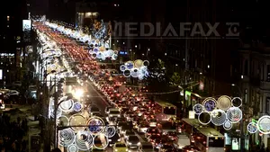 REPORTAJ: Spiritul sărbătorilor s-a instalat în Capitală, cu luminiţe şi multă agitaţie