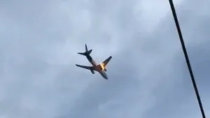 Un avion a aterizat de urgenţă la New Jersey după ce a lovit câteva păsări şi motorul a luat foc