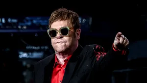 Elton John se confruntă cu probleme de vedere după o „infecţie severă la ochi”