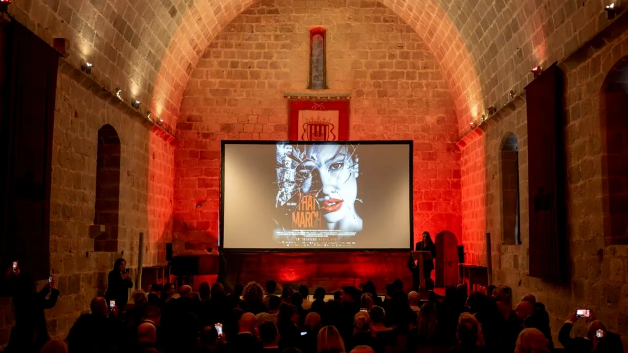 Thrillerul româno-spaniol „Acel Martie” a avut prima proiecție într-o gală spectaculoasă la Castelul Peniscola, din Spania. Actori și influenceri prezenți la eveniment