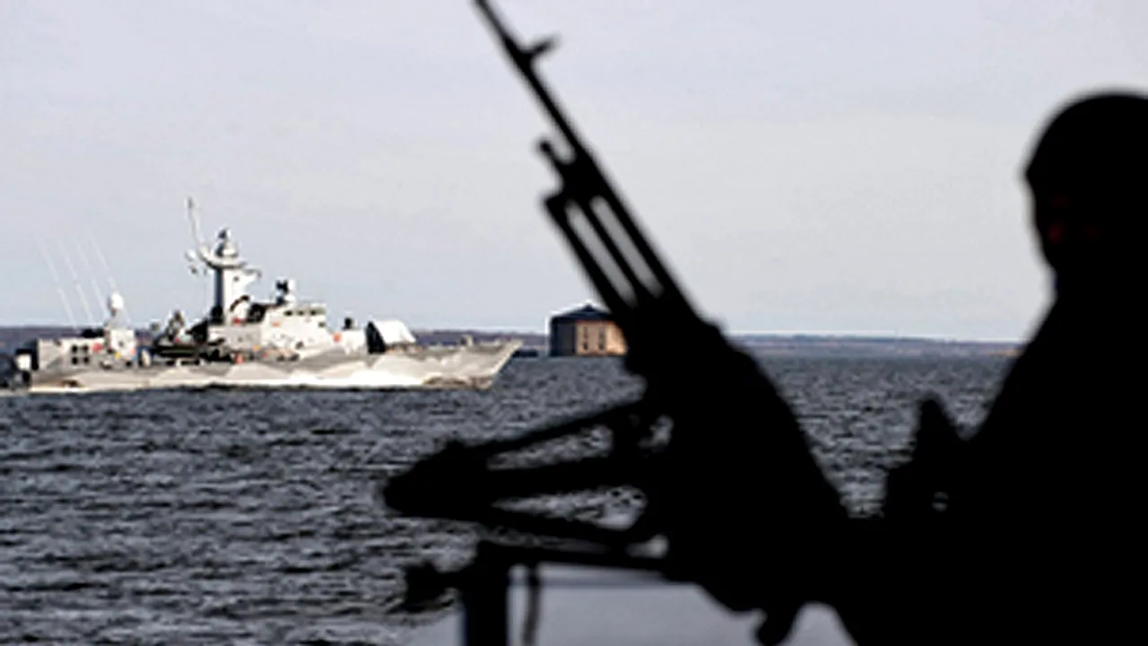 Marinarii celor două nave britanice capturate de piraţi, între care şi români, sunt în stare bună