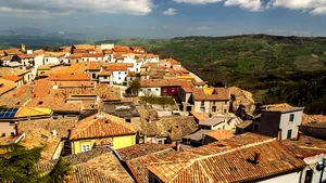 Un alt oraş din Europa scoate la vânzare case abandonate la preţ de un euro