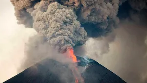 Stare de alertă în Mexic. Vulcanul Popocatepetl a început să arunce gaze şi fragmente de roci încinse