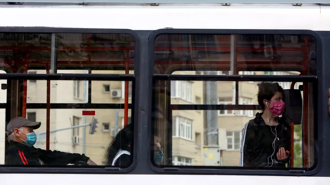 VIDEO Un pasager fără bilet a făcut un lucru hilar, după ce l-a văzut pe controlor urcând în tramvai