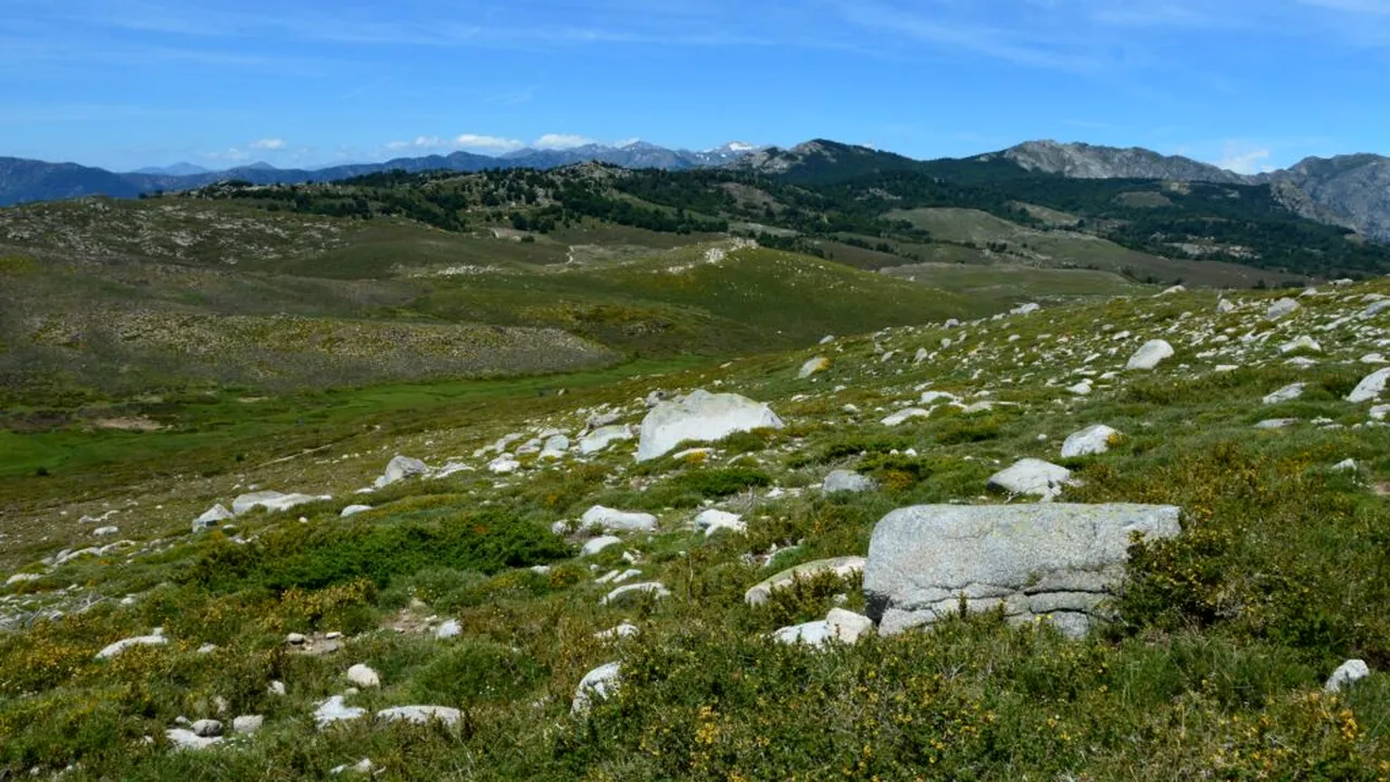 Drumul spectaculos care leagă Italia de Franța, la peste 2.700 de metri altitudine. Traseul alpin, o provocare pentru cicliști