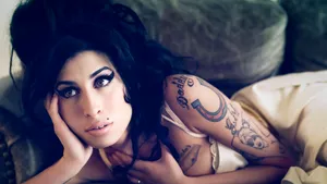 Povestea lui Amy Winehouse, un star pentru care faima a fost periculoasă, va ajunge pe marile ecrane 