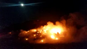 Pompierii intervin de mai bine de opt ore pentru stingerea unui incendiu la groapa de gunoi din Braşov. Focul s-ar putea extinde