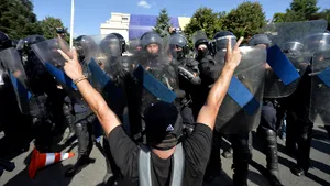 Protestatarul care a lovit cu piciorul un jandarm la mitingul din 10 august a fost arestat. Bărbatul şi-a recunoscut gestul