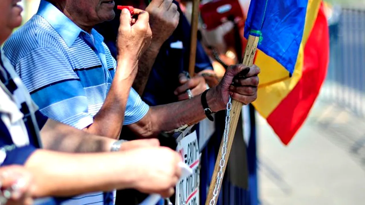 Miting anti-Băsescu în Capitală: Aproximativ 300 de pensionari militari au scandat 