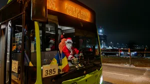 SOCIAL Călătorii STB sunt duși chiar de Moș Crăciun: șoferi și vatmani aduc spiritul sărbătorilor în Capitală