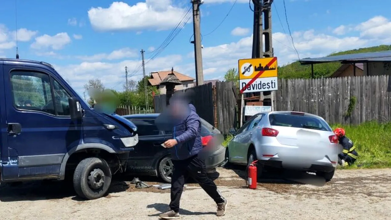 Accident cu 3 autovehicule în județul Argeș. Două persoane, transportate la spital
