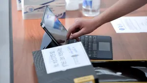 Doi tineri acuzaţi că au furat zeci de tablete dintr-o şcoală din Sectorul 4, reţinuţi