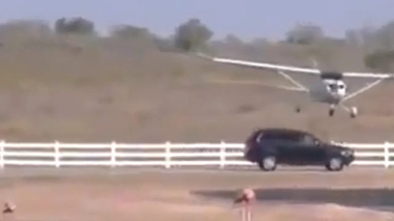 ACCIDENT CIUDAT: Un avion s-a ciocnit cu o maşină - VIDEO