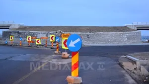 Suceava: Benzi rezonatoare şi lămpi de avertizare la un pilon de pod de pe DN17, unde au loc accidente - FOTO