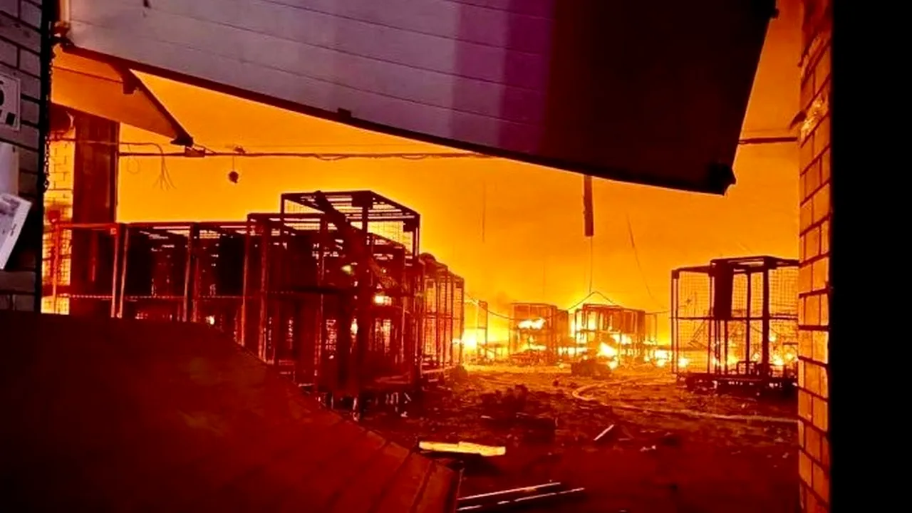 Incendiu uriaş în urma unui atac cu drone în oraşul Dnipro: patru răniţi