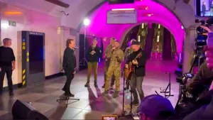 Bono de la U2, concert surpriză într-o staţie de metrou din Kiev
