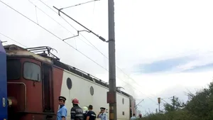 FOTO | Incendiul de la locomotiva trenului care circula pe ruta Craiova - Bucureşti Basarab a fost stins. Circa 50 de oameni erau în tren 