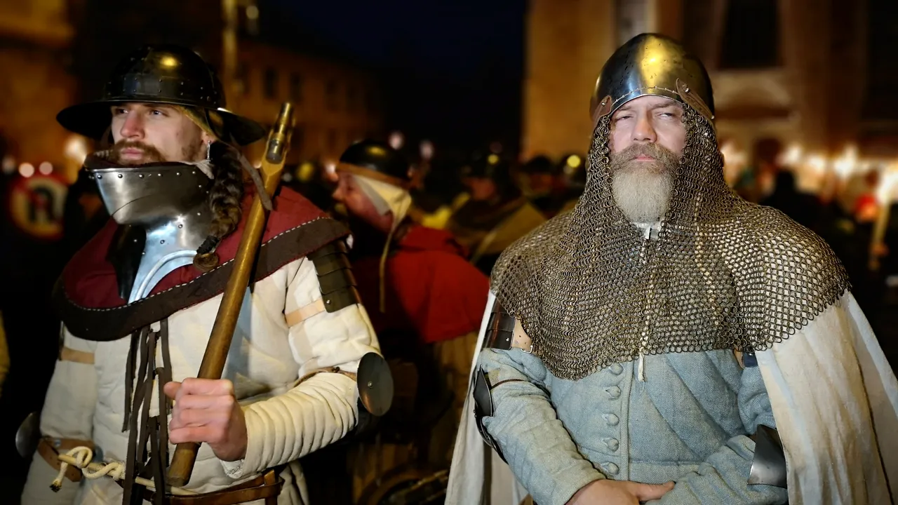 Marş cu torţe şi ţinute medievale la Cluj, la 576 de ani de la naşterea regelui Ungariei, Matia Corvin - GALERIE FOTO
