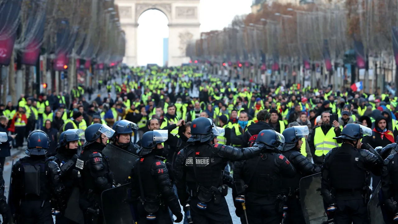 Conturi pro-Kremlin de pe reţele de socializare au răspândit DEZINFORMĂRI despre protestele franceze. Ce teme false au împrăştiat 