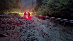 Aluviuni pe carosabil. Circulaţia este blocată pe DN7C în judeţul Argeş / Salvamontiștii caută două persoane rătăcite