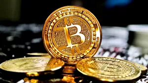 Bitcoinul a pierdut de la începutul anului circa 35%, iar restricţia din SUA cu privire la folosirea monedei în tranzacţiile cu carduri de credit ar putea aduce alte scăderi