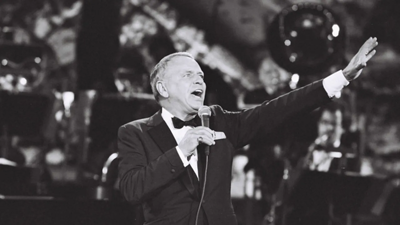 Fotografii inedite cu Frank Sinatra, într-un volum ce marchează centenarul naşterii artistului