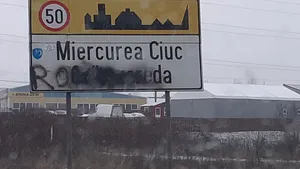 Trei indicatoare rutiere în maghiară, vandalizate. Reacţia UDMR: O provocare la adresa comunităţii maghiare - FOTO