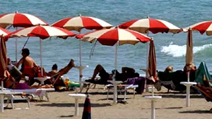 Borsetă plină cu bani, găsită pe plaja din Mamaia şi predată păgubitului