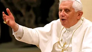 Băsescu intenţionează să-l invite pe Papa Benedict în România, în 2009