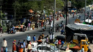 Milioane de persoane din India, nevoite să revină pe jos acasă din cauza restricţiilor antiepidemice. Un bărbat merge 700 de kilometri, alături de fiul lui, de 5 ani