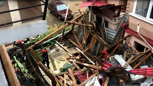 FURTUNI puternice în ţară: Un bărbat rănit de un acoperiş care a căzut pe stradă, în Baia Mare/ Acoperişul unui fost cinematograf, doborât de vânt în Satu Mare