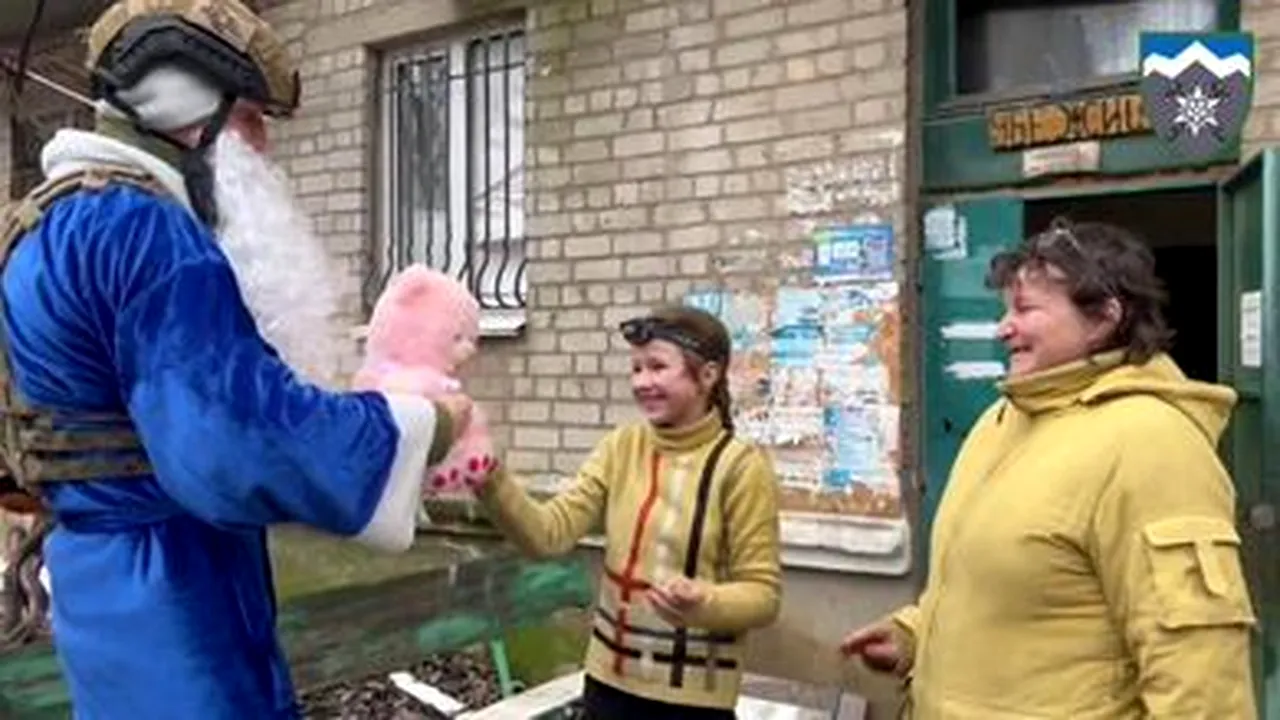 Un Moş Crăciun albastru, în zona de război la Bahmut: a împărţit cadouri şi zâmbete

