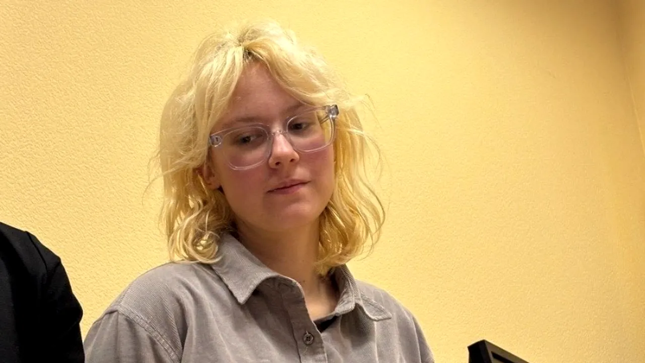 O tânără cântăreață din Rusia, pedepsită pentru „discreditarea” armatei, riscă noi acuzații