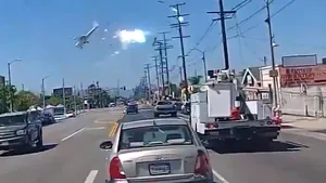O cameră de bord a înregistrat momentul în care un avion lovește firele electrice și se prăbușește în parcarea unui magazin
